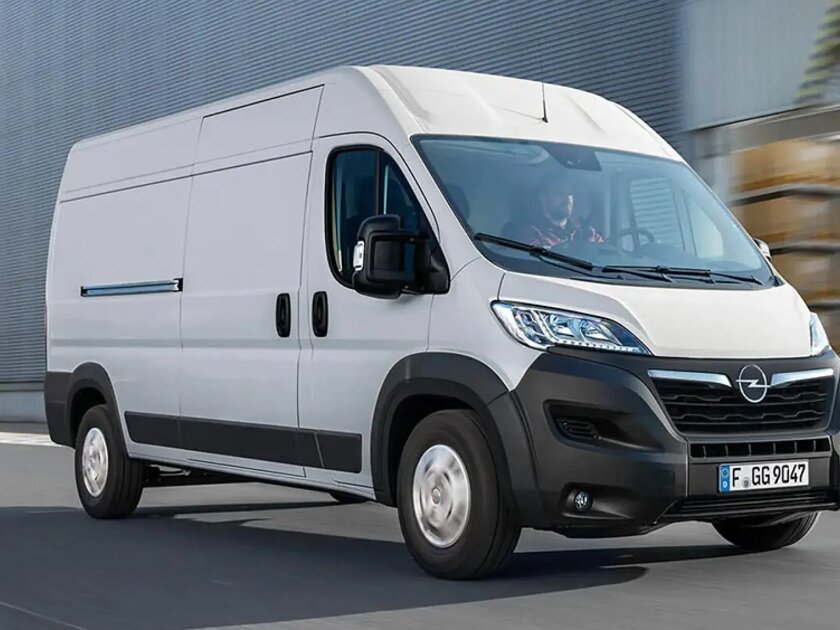 opel-movano-voorkant-rijdend.jpg