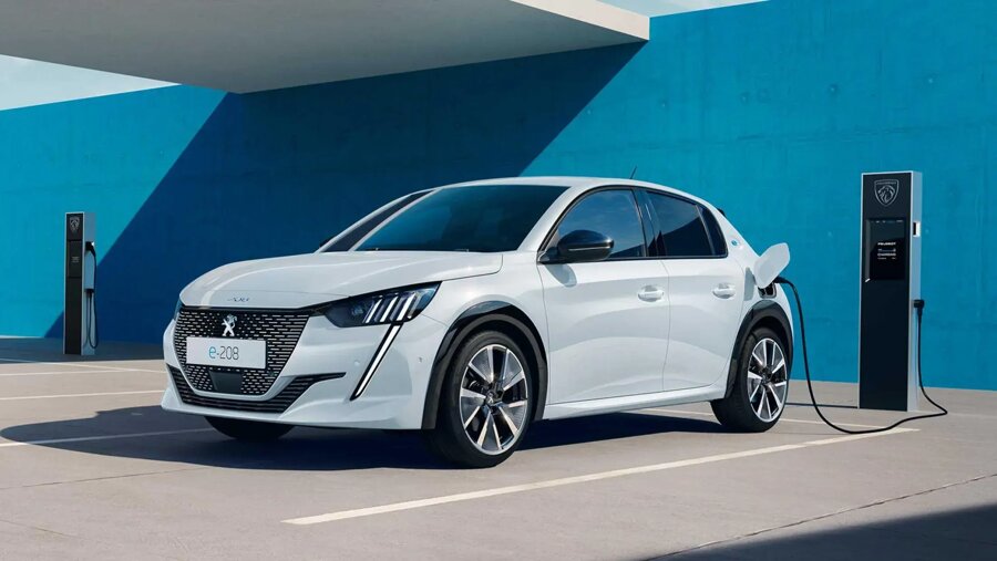 peugeot-e-208-3-4-voor-aan-lader.jpg