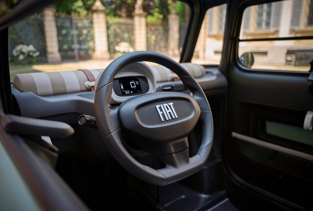 Het interieur en stuur van de Fiat Topolino