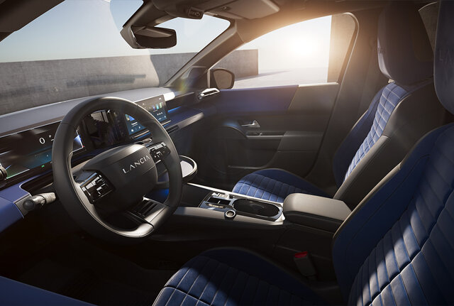 Afbeelding van het interieur van de nieuwe Lancia Ypsilon 2024 vanaf de zijkant genomen.