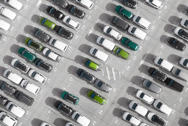 Auto's op een groot parkeerterrein