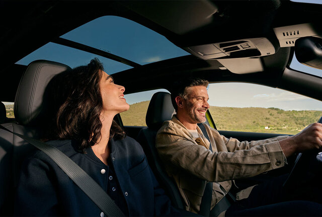 Man en vrouw in rijdend in de nieuwe Jeep Compass Full Electric 2025