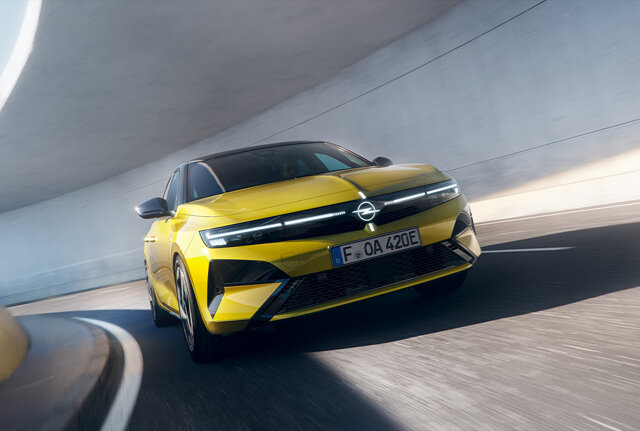 Nieuwe gele Opel Astra 2026 rijdend over weg.