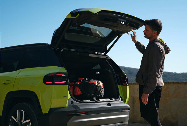 Man bij de kofferbak en achterklep van de nieuwe Jeep Compass 2025 met bagage