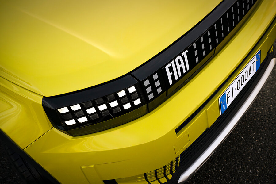 Fiat Grande Panda logo in grille