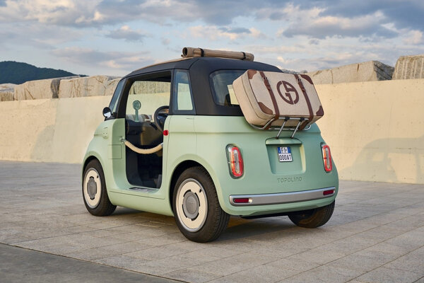 Fiat Tolopino Dolcevita uitvoering met touwtjes op dak en een bagagerekje op de achterkant.