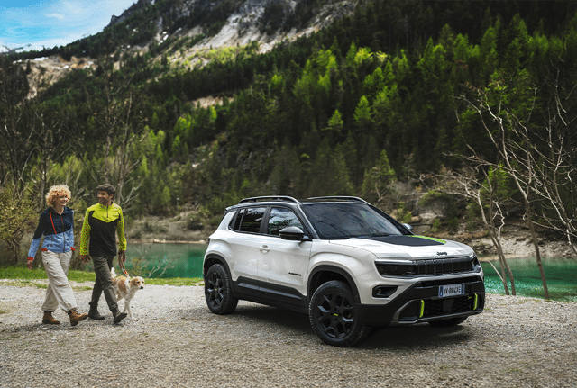 Jeep-avenger-met-mensen-in-het-bos