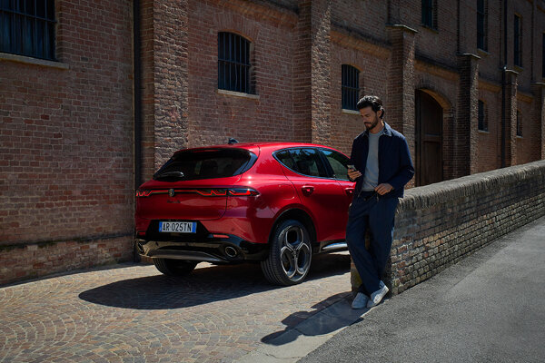Man bij nieuwe Alfa Romeo Tonale 2025