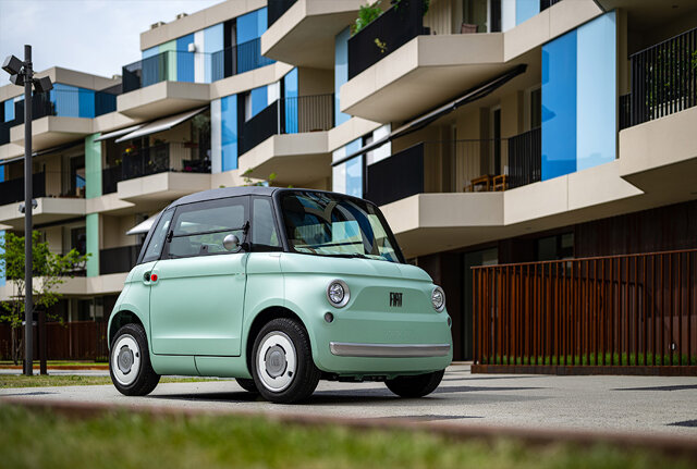Fiat Topolino stilstaand voor een appartementencomplex