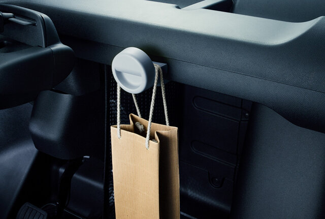 Tasje hangt aan haak in de Opel Rocks en laat de opbergmogelijkheden zien