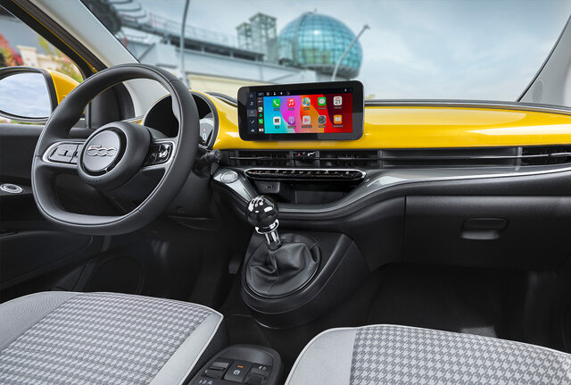 Het interieur en dashboard van de nieuwe Fiat 500 Hybrid in 2025