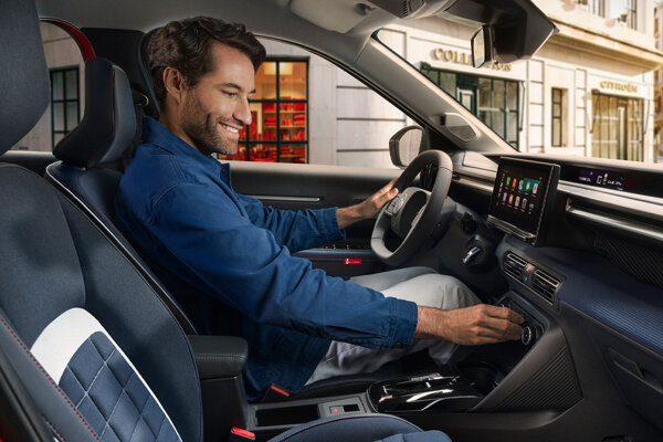 Man in nieuwe citroen e-c3