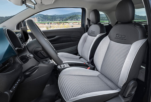De voorstoelen in het nieuwe interieur van de nieuwe Fiat 500 Hybrid 2025