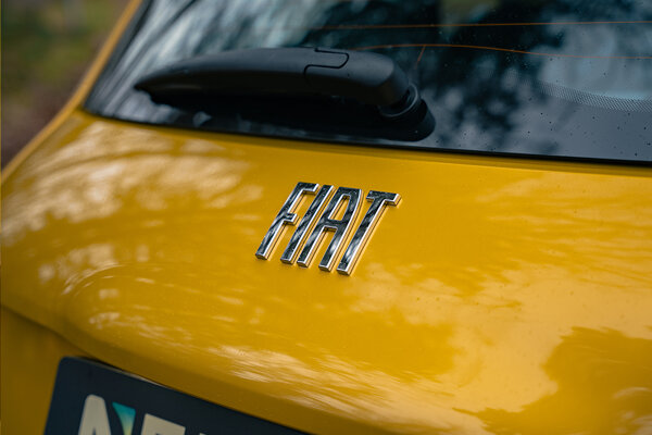 Fiat 500 Hybrid logo kofferbak