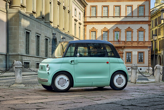 Fiat Topolino rijdend door de straten in Italie met een man