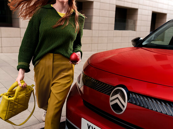 vrouw_lopend_bij_citroen