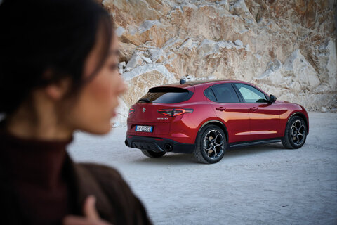 Alfa-Romeo-Stelvio_met-vrouw_V2