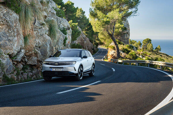 Nieuwe Opel Grandland rijdend langs water