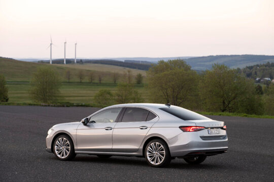 43_Skoda_Superb_Hatch_e4cfff37-768x512