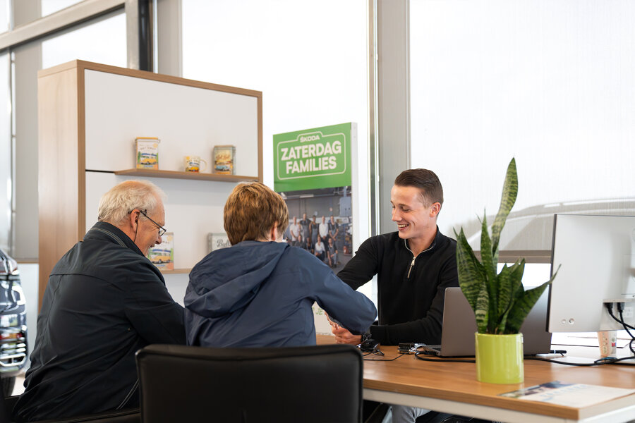 2024-sales-verkoper-klant-buitenpost.3