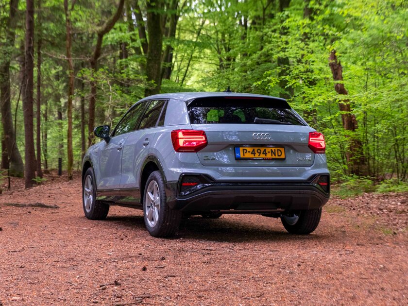 2022 Audi Q2 achterkant bos
