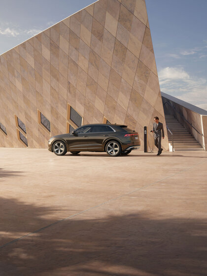 2023 Audi Q8 TFSI e (1)
